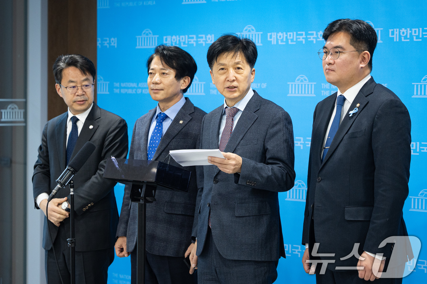 (서울=뉴스1) 유승관 기자 = 오기형 더불어민주당 코스피5000 특별위원장이 22일 서울 여의도 국회 소통관에서 코스피 5000 돌파 청와대 초청 오찬을 마친 후 브리핑을 하고 …