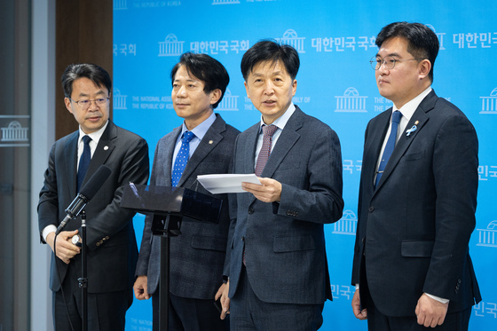 '코스피 5000 돌파' 청와대 오찬 브리핑하는 오기형 위원장