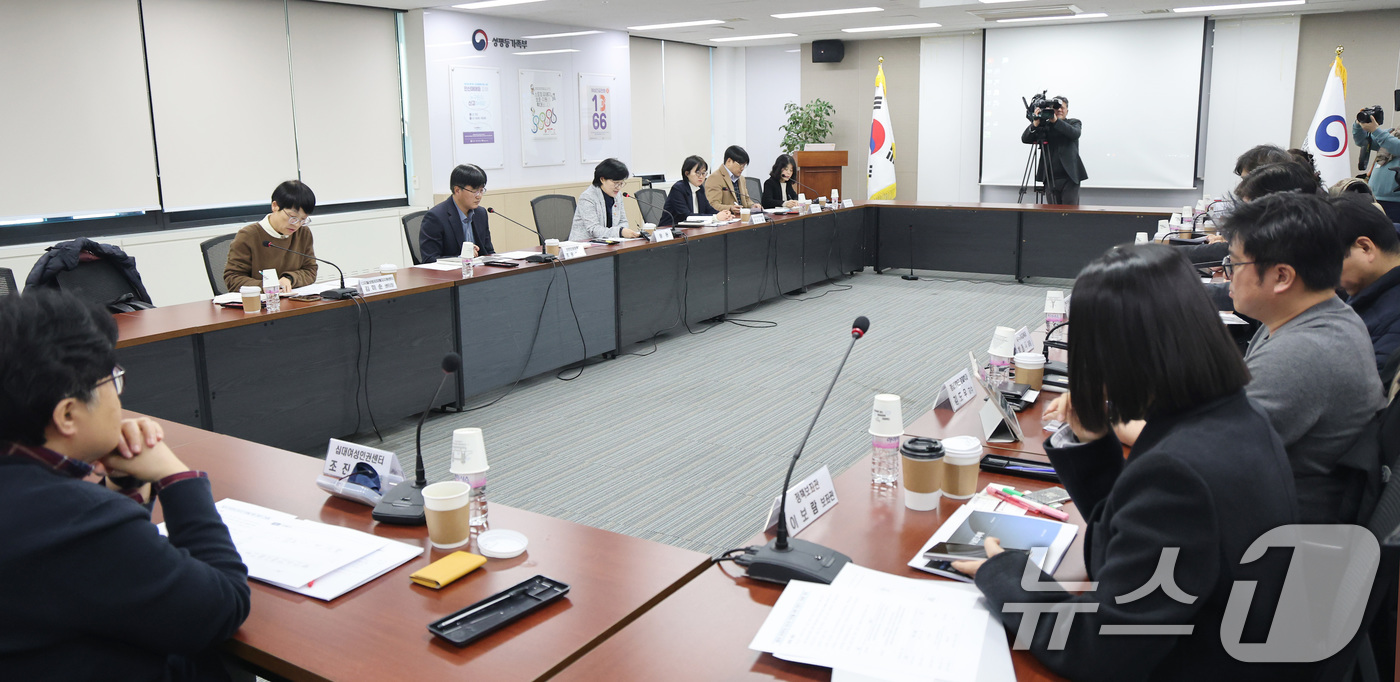 (서울=뉴스1) 임세영 기자 = 원민경 성평등가족부 장관이 22일 서울 종로구 정부서울청사에서 열린 온라인상 청소년 안전을 위한 전문가 간담회에서 모두발언을 하고 있다. 2026. …