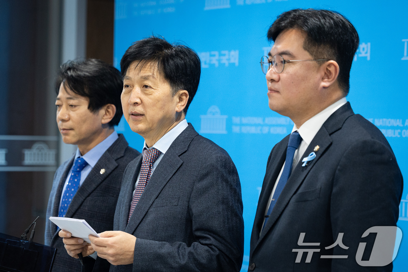 (서울=뉴스1) 유승관 기자 = 오기형 더불어민주당 코스피5000 특별위원장이 22일 서울 여의도 국회 소통관에서 코스피 5000 돌파 청와대 초청 오찬을 마친 후 브리핑을 하고 …