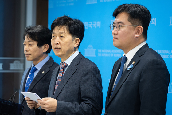 靑초청 오찬 브리핑하는 오기형 민주당 코스피5000 특위원장