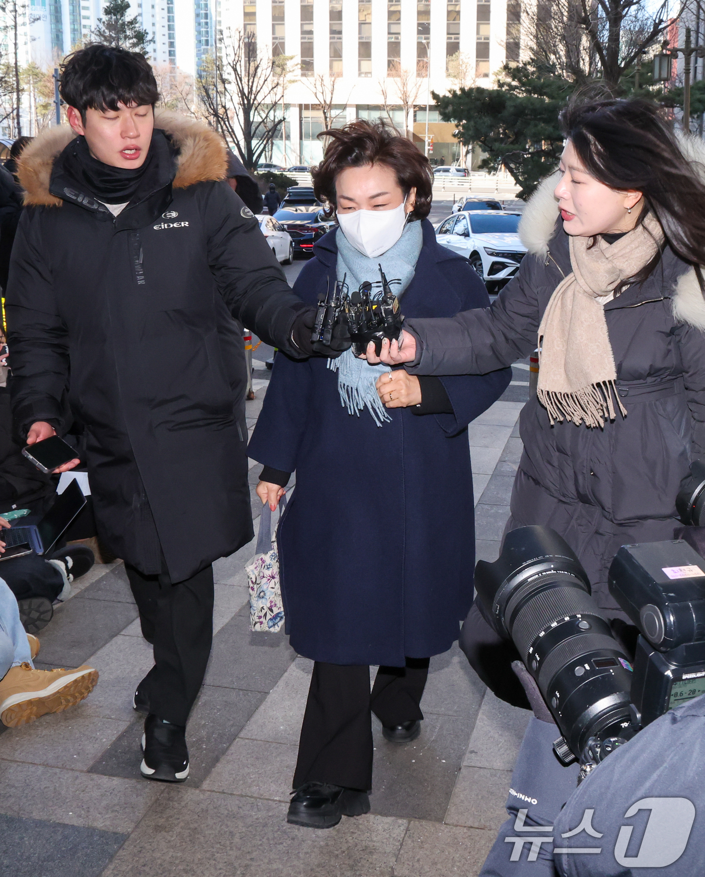 (서울=뉴스1) 안은나 기자 = 김병기 무소속 의원의 배우자 이예다 씨가 22일 오후 마포구 서울경찰청 공공범죄수사대에서 법인카드 유용 의혹과 관련 피의자 신분으로 조사를 받기 위 …