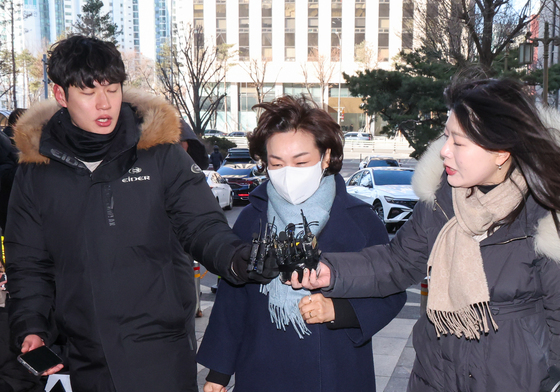 김병기 의원 부인, '법카 유용 의혹' 경찰 출석