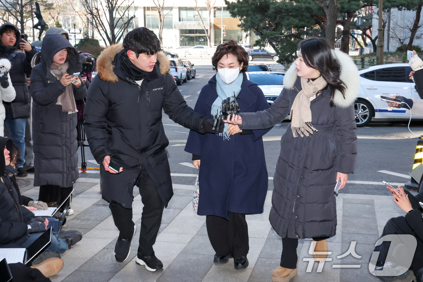 (서울=뉴스1) 안은나 기자 = 김병기 무소속 의원의 배우자 이예다 씨가 22일 오후 마포구 서울경찰청 공공범죄수사대에서 법인카드 유용 의혹과 관련 피의자 신분으로 조사를 받기 위 …