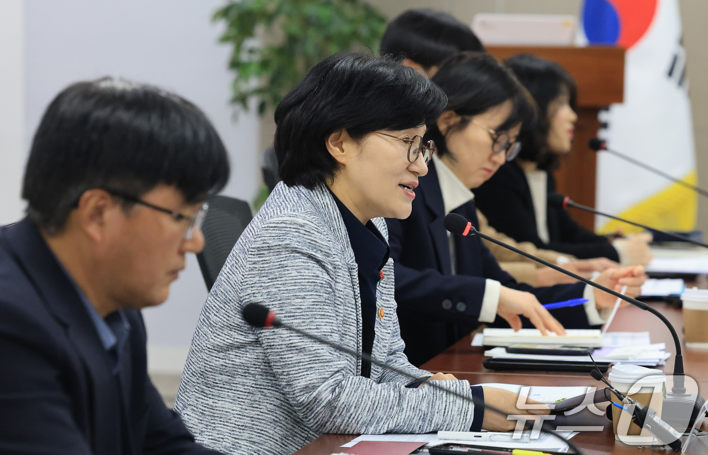 (서울=뉴스1) 임세영 기자 = 원민경 성평등가족부 장관이 22일 서울 종로구 정부서울청사에서 열린 온라인상 청소년 안전을 위한 전문가 간담회에서 모두발언을 하고 있다. 2026. …