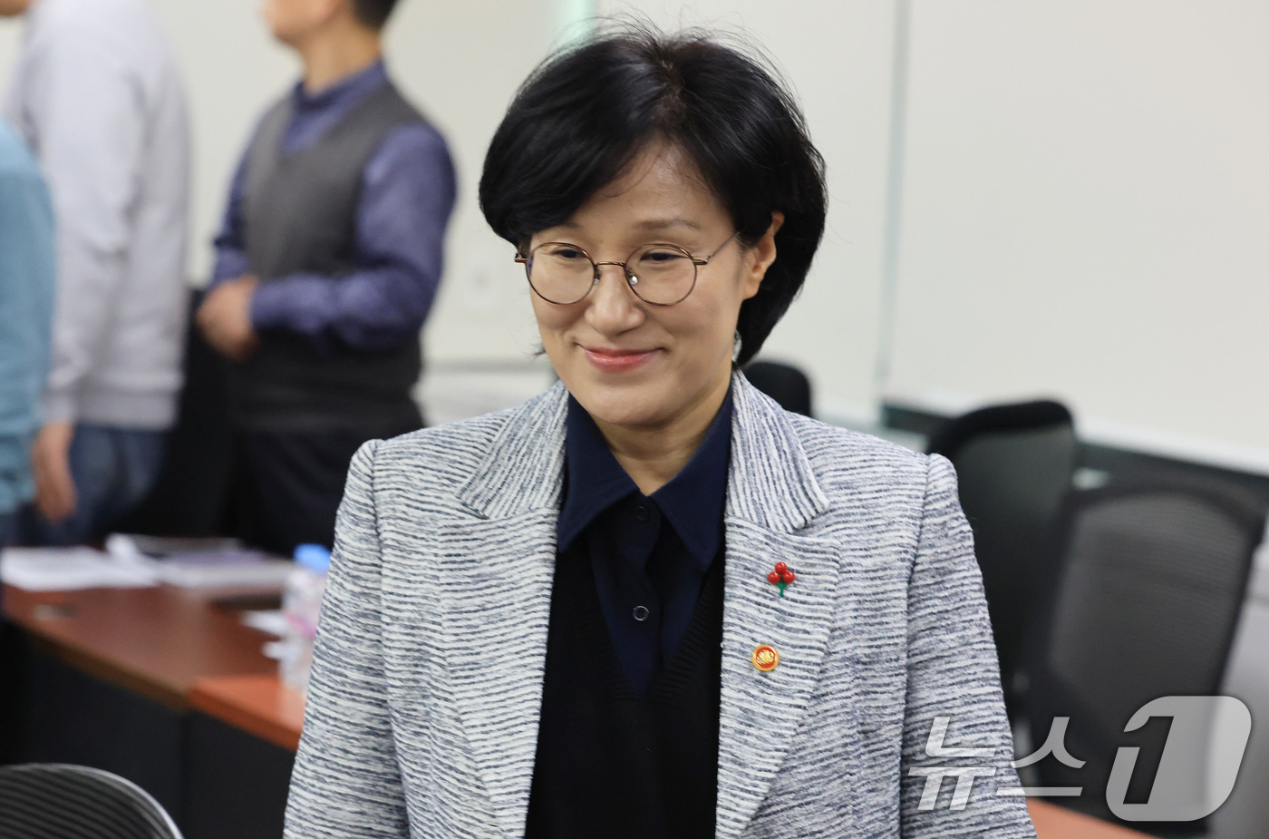 (서울=뉴스1) 임세영 기자 = 원민경 성평등가족부 장관이 22일 서울 종로구 정부서울청사에서 열린 온라인상 청소년 안전을 위한 전문가 간담회에 참석하고 있다. 2026.1.22/ …