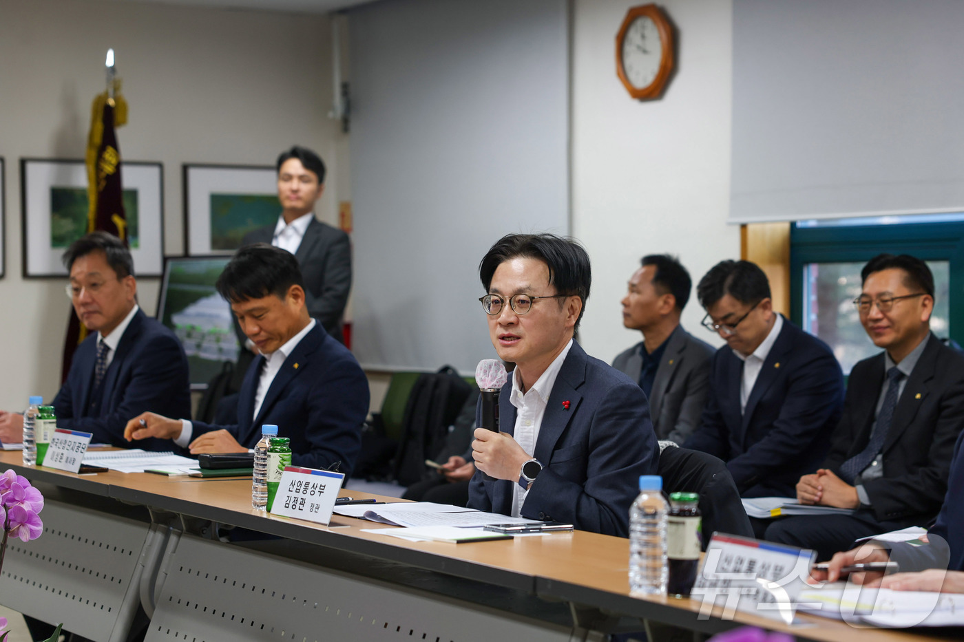 (서울=뉴스1) = 김정관 산업통상부 장관이 22일 오전 전북 완주문화산단 정석케미칼 회의실에서 열린 '완주 문화산단 입주기업 간담회'를 주재하고 있다. (산업통상부 제공. 재판매 …