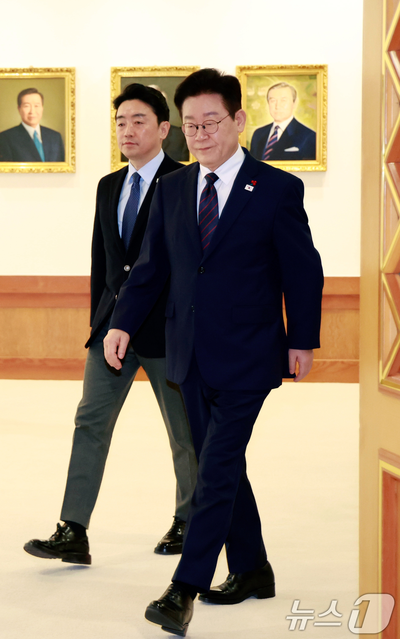 (서울=뉴스1) 허경 기자 = 이재명 대통령이 22일 청와대에서 열린 수석보좌관회의에 강훈식 비서실장과 함께 입장하고 있다. (청와대통신사진기자단) 2026.1.22/뉴스1