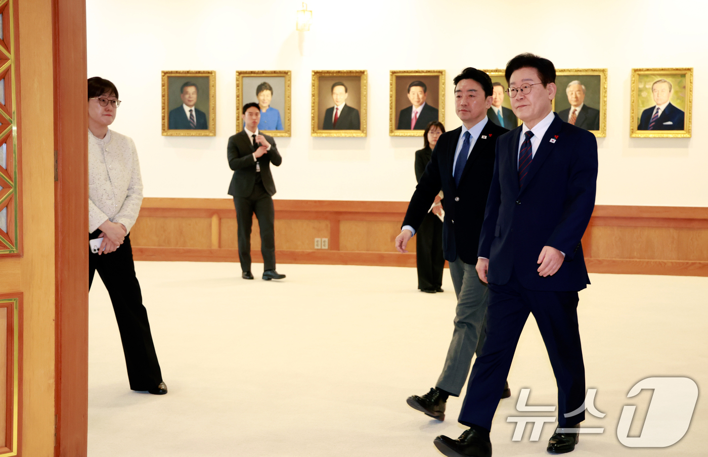 (서울=뉴스1) 허경 기자 = 이재명 대통령이 22일 청와대에서 열린 수석보좌관회의에 강훈식 비서실장과 함께 입장하고 있다. (청와대통신사진기자단) 2026.1.22/뉴스1