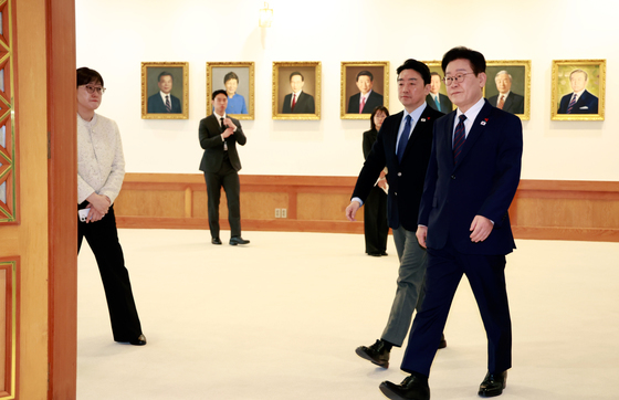 수석보좌관회의 입장하는 이재명 대통령