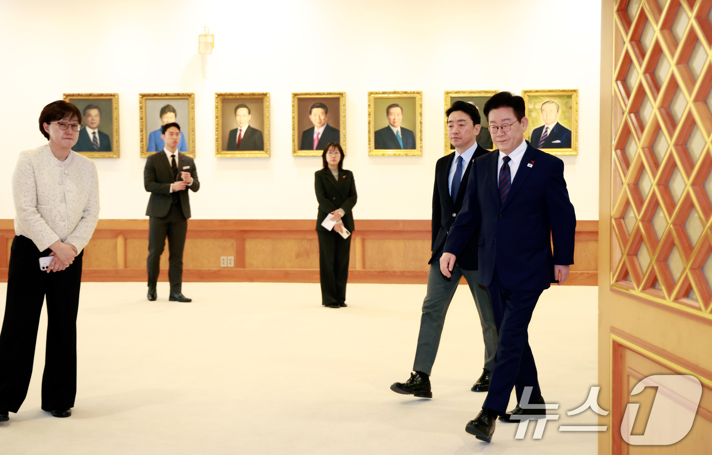 (서울=뉴스1) 허경 기자 = 이재명 대통령이 22일 청와대에서 열린 수석보좌관회의에 강훈식 비서실장과 함께 입장하고 있다. (청와대통신사진기자단) 2026.1.22/뉴스1