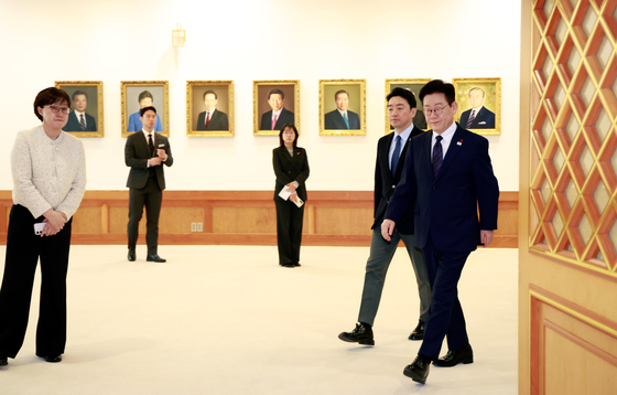 수석보좌관회의 입장하는 이재명 대통령