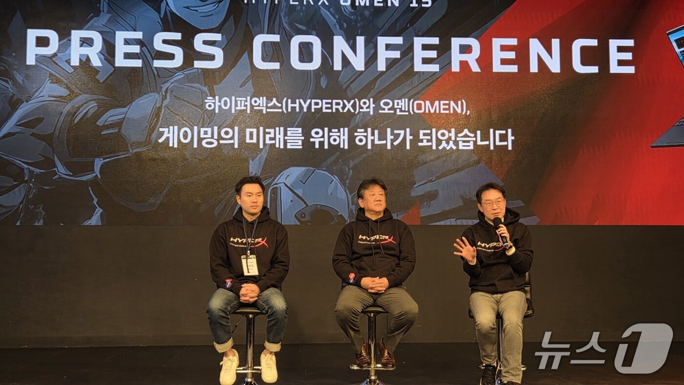 본문 이미지 - 김대환 HP코리아 대표, 소병홍 전무, 유병집 매니저가 서울 강남 SOOP 프릭업 스튜디오에서 기자간담회를 열고 답변하고 있다. 2026.1.22 뉴스1 ⓒ News1 김민석 기자