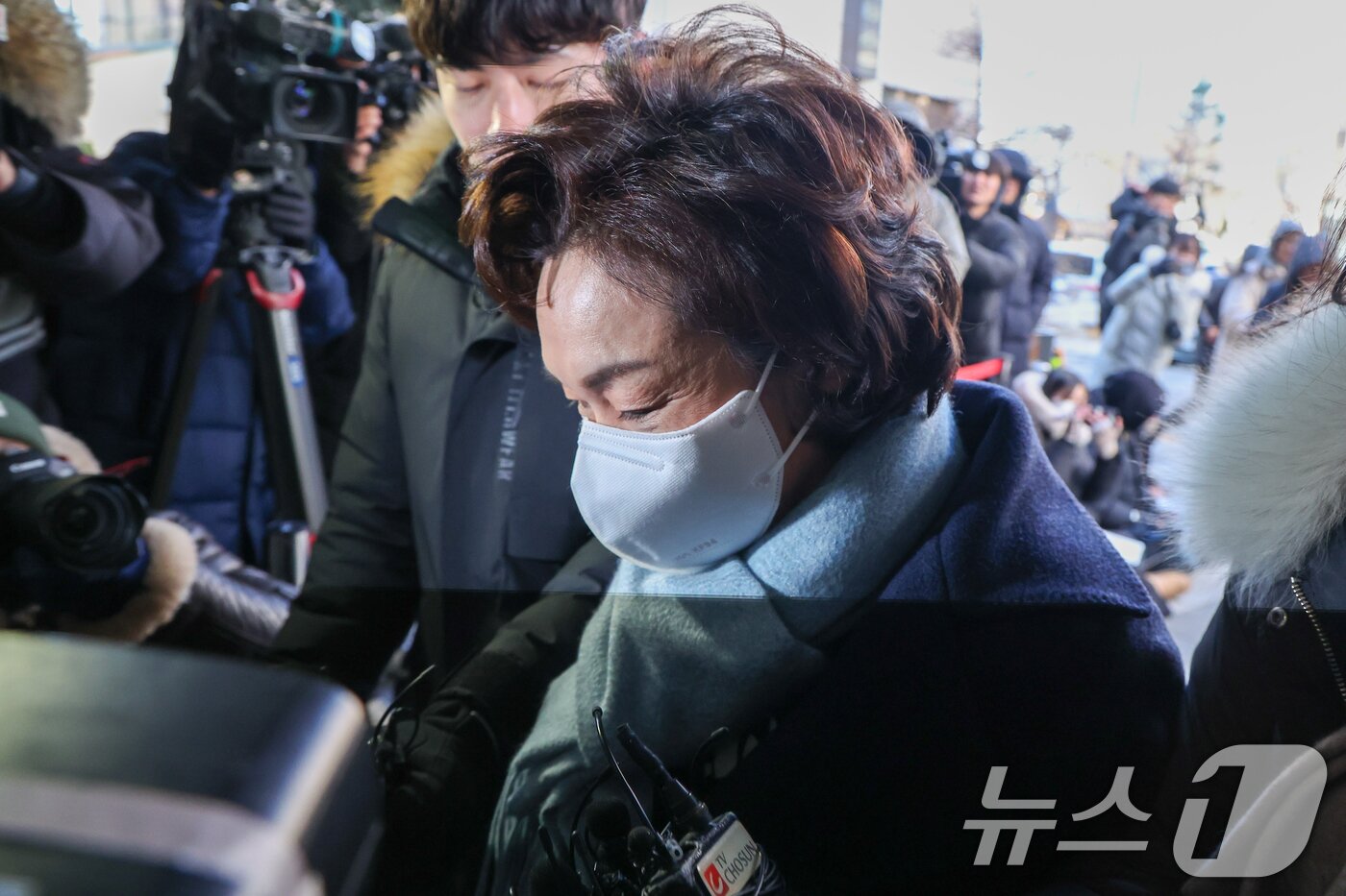 본문 이미지 - 김병기 무소속 의원의 배우자 이예다 씨가 22일 오후 마포구 서울경찰청 공공범죄수사대에서 법인카드 유용 의혹과 관련 피의자 신분으로 조사를 받기 위해 출석하고 있다. ⓒ News1 안은나 기자