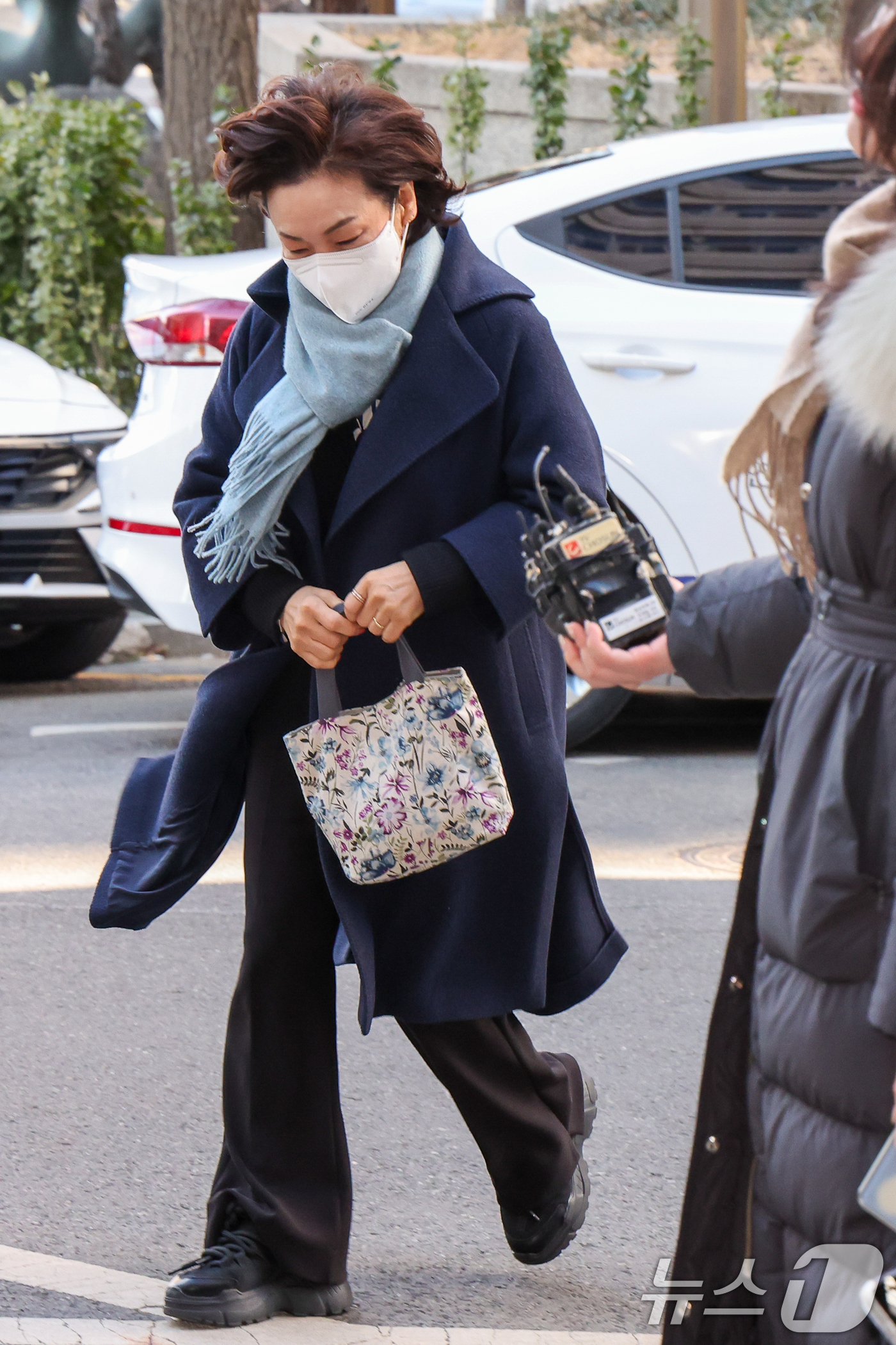 (서울=뉴스1) 안은나 기자 = 김병기 무소속 의원의 배우자 이예다 씨가 22일 오후 마포구 서울경찰청 공공범죄수사대에서 법인카드 유용 의혹과 관련 피의자 신분으로 조사를 받기 위 …