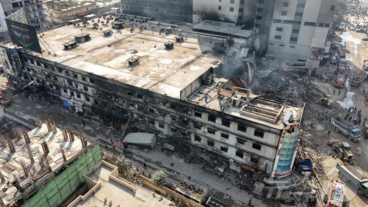 (카라치 AFP=뉴스1) 윤다정 기자 = 21일(현지시간) 파키스탄의 최대 도시 카라치의 한 쇼핑몰에서 불이 나 최소 21명이 숨졌다. 2026.01.21.ⓒ AFP=뉴스1