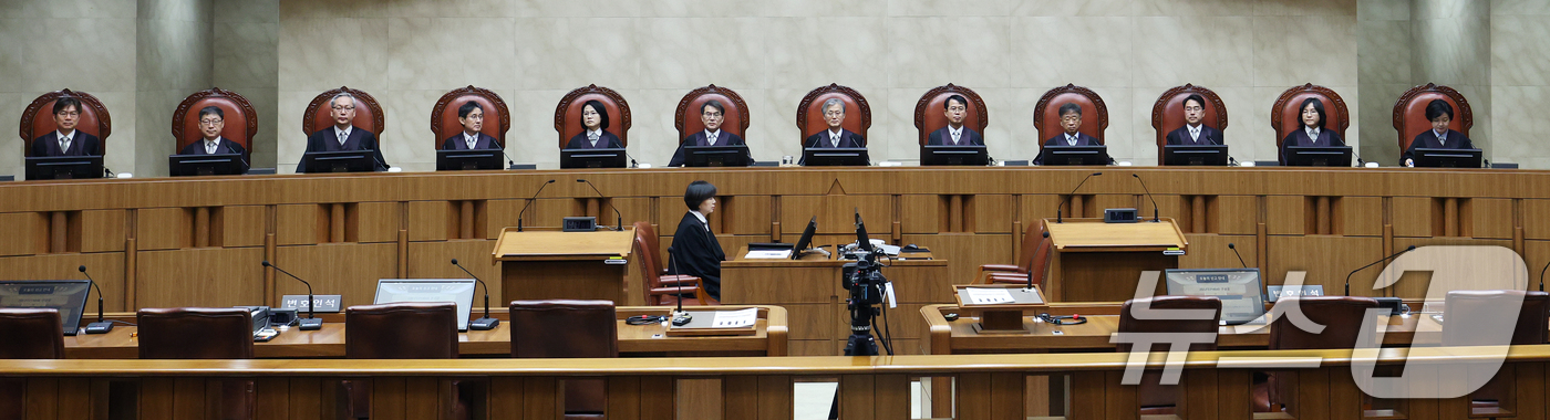 (서울=뉴스1) 오대일 기자 = 조희대 대법원장과 대법관들이 22일 오후 서울 서초구 대법원 대법정에서 열린 전원합의체 선고를 위해 입장해 자리하고 있다.대법원 전원합의체(주심 노 …