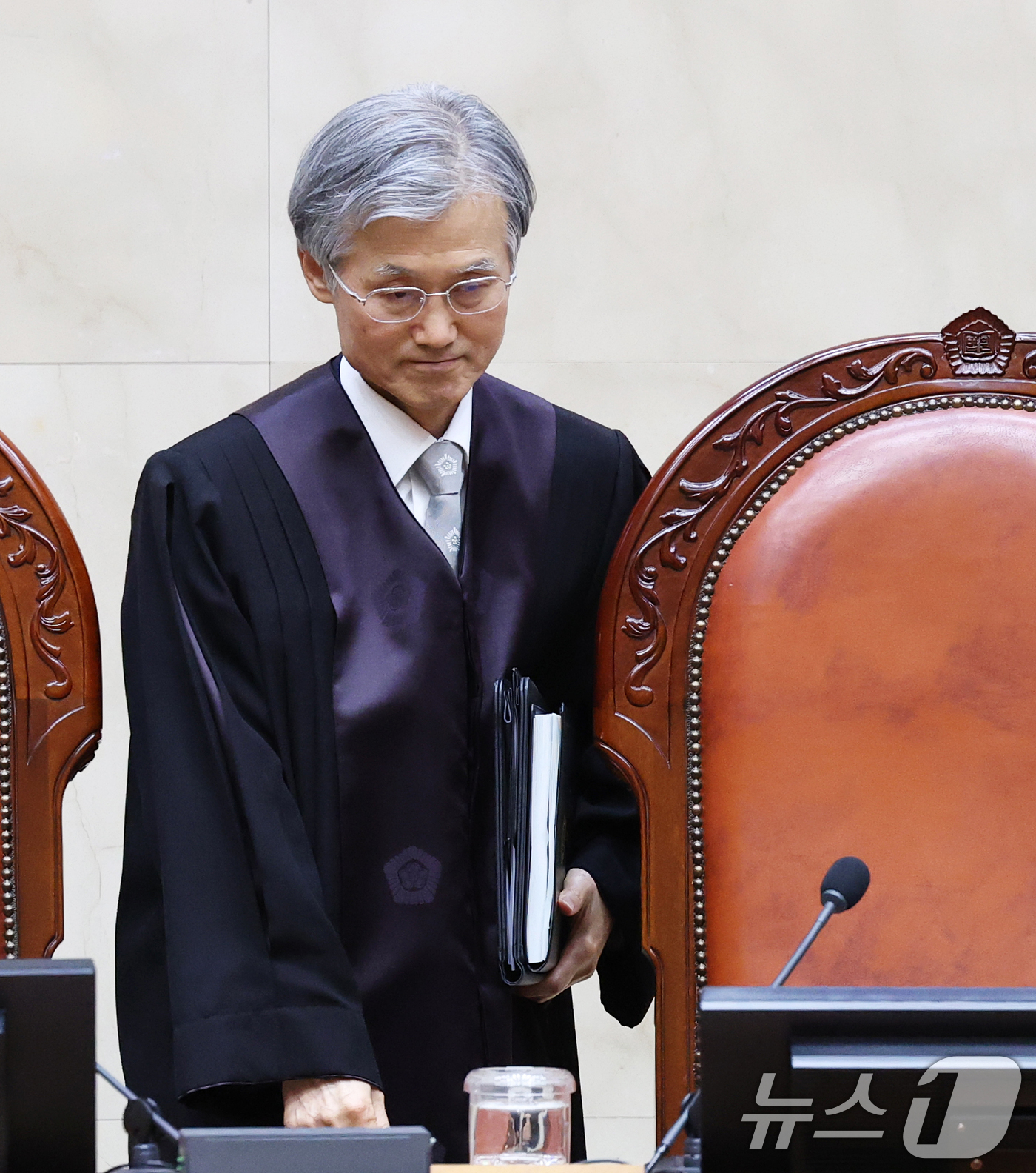 (서울=뉴스1) 오대일 기자 = 조희대 대법원장이 22일 오후 서울 서초구 대법원 대법정에서 열린 전원합의체 선고를 위해 입장해 자리하고 있다.대법원 전원합의체는 이날 5·18민주 …