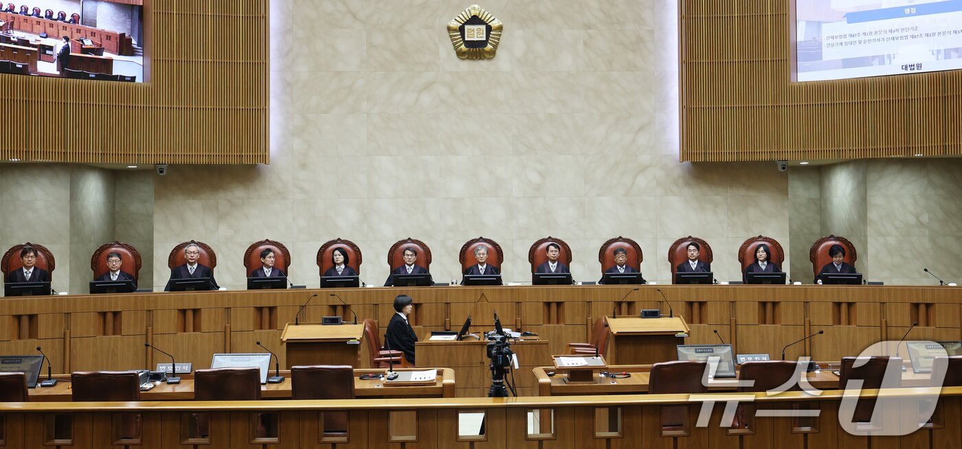 본문 이미지 - 조희대 대법원장과 대법관들이 서울 서초구 대법원 대법정에서 열린 전원합의체 선고를 위해 입장해 자리하고 있다. 2026.1.22 ⓒ 뉴스1 오대일 기자
