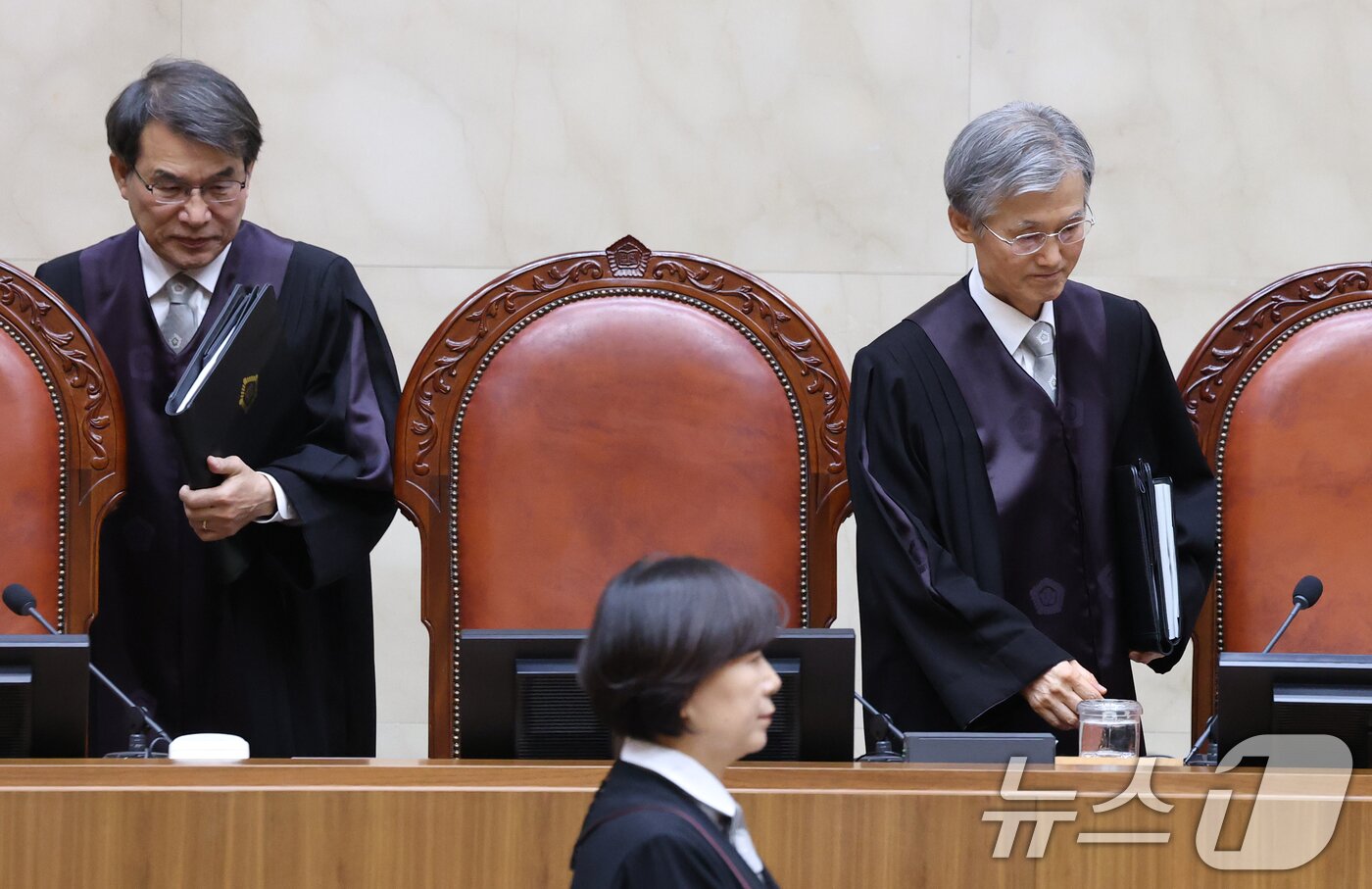 본문 이미지 - 조희대 대법원장(오른쪽)과 노태악 대법관이 22일 오후 서울 서초구 대법원 대법정에서 열린 전원합의체 선고를 위해 입장해 자리하고 있다.  2026.1.22 ⓒ 뉴스1 오대일 기자