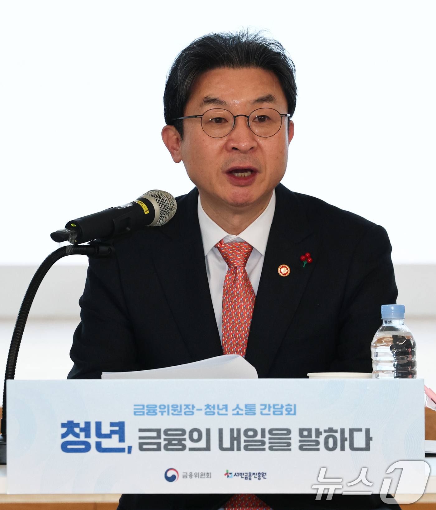 (서울=뉴스1) 최지환 기자 = 이억원 금융위원장이 22일 서울 중구 온드림 소사이어티에서 열린 청년 소통 간담회 '청년, 금융의 내일을 말하다'에서 모두발언을 하고 있다. 202 …