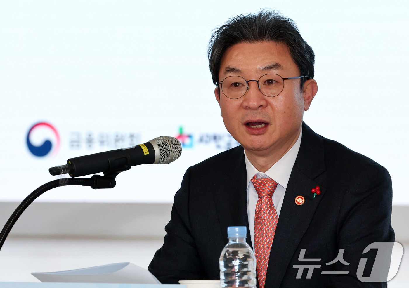 (서울=뉴스1) 최지환 기자 = 이억원 금융위원장이 22일 서울 중구 온드림 소사이어티에서 열린 청년 소통 간담회 '청년, 금융의 내일을 말하다'에서 모두발언을 하고 있다. 202 …