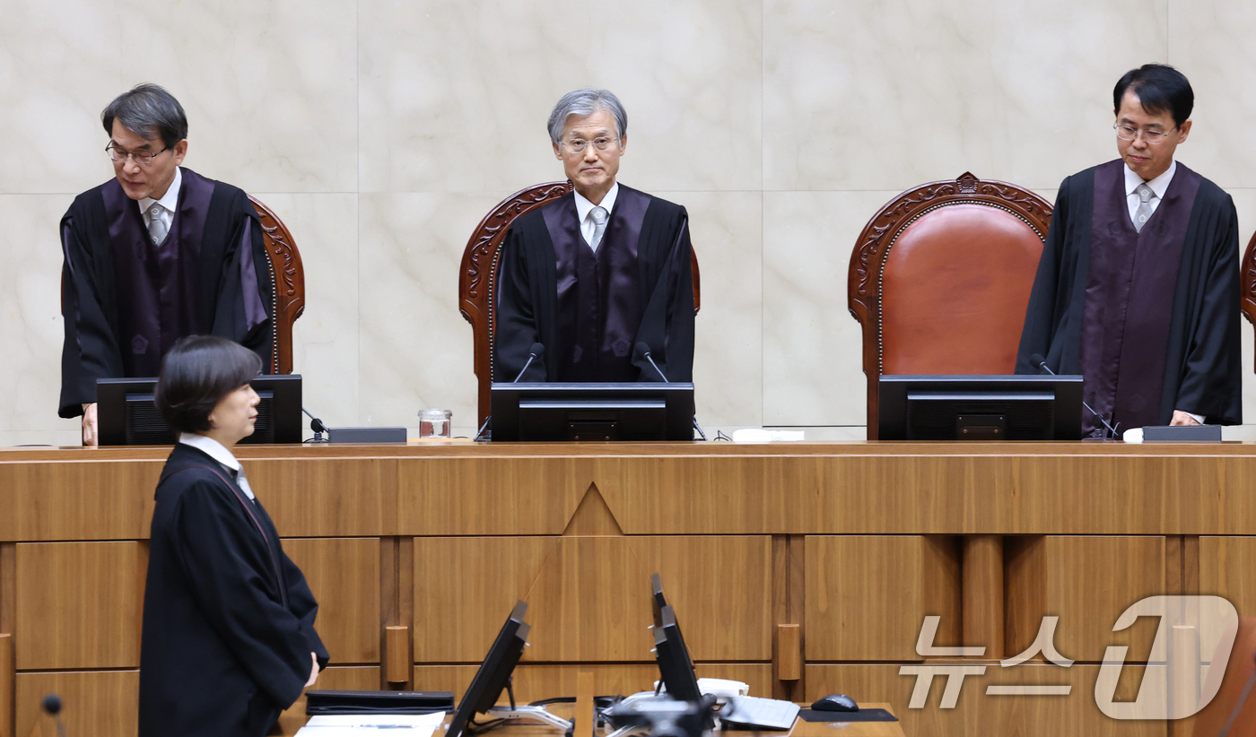(서울=뉴스1) 오대일 기자 = 조희대 대법원장과 대법관들이 22일 오후 서울 서초구 대법원 대법정에서 열린 전원합의체 선고를 위해 입장해 자리하고 있다.대법원 전원합의체는 이날 …
