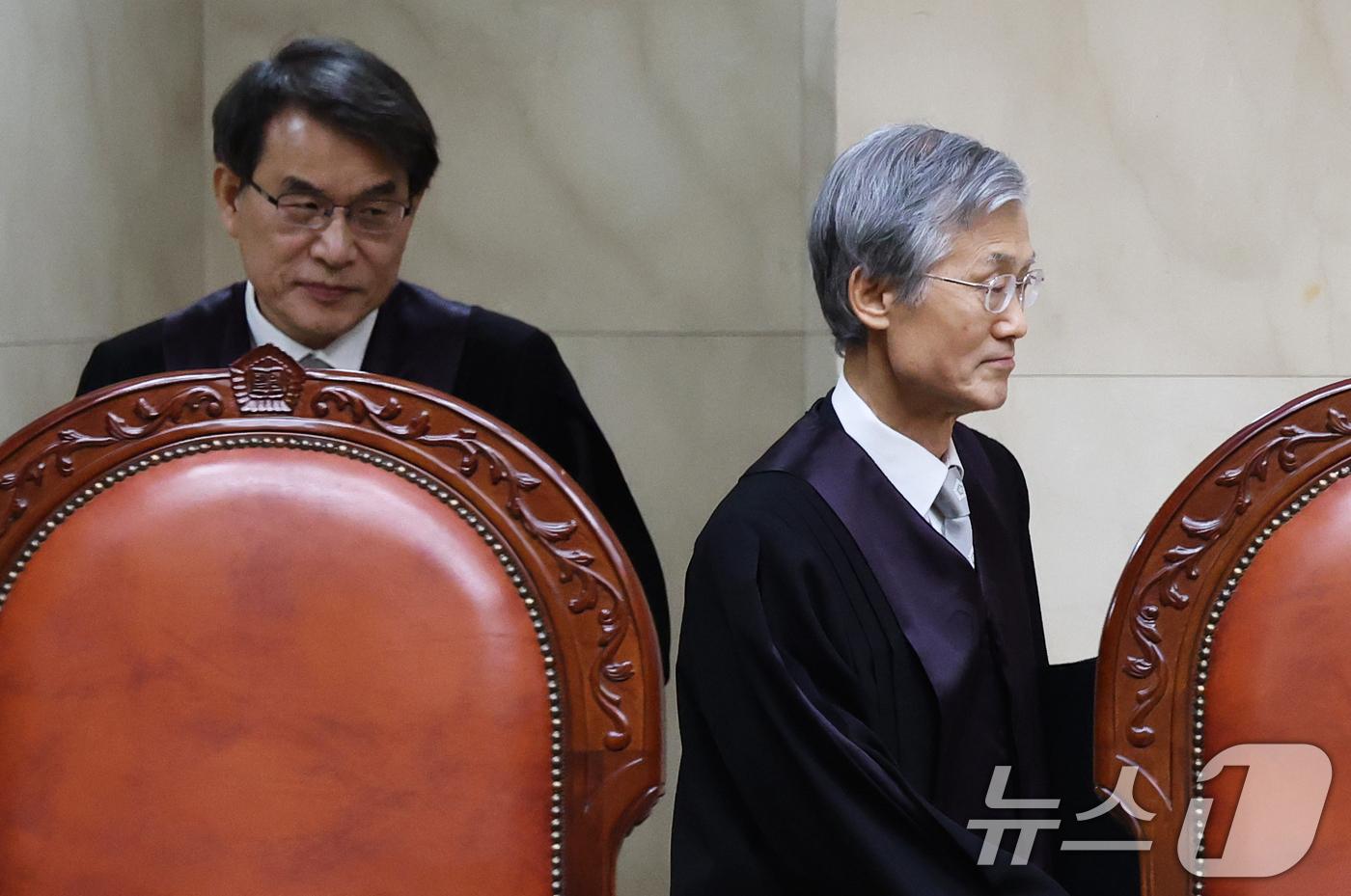 (서울=뉴스1) 오대일 기자 = 조희대 대법원장(오른쪽)과 노태악 대법관이 22일 오후 서울 서초구 대법원 대법정에서 열린 전원합의체 선고를 위해 입장해 자리하고 있다.대법원 전원 …