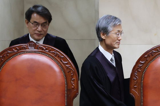 대법정 들어서는 조희대 대법원장과 노태악 대법관
