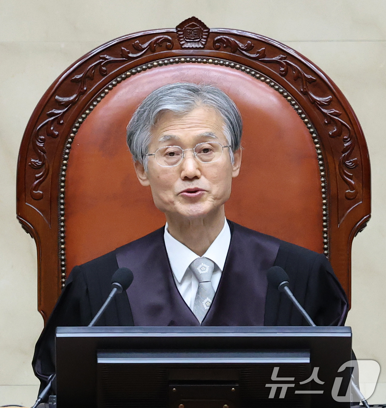 (서울=뉴스1) 오대일 기자 = 조희대 대법원장이 22일 오후 서울 서초구 대법원 대법정에서 열린 전원합의체 선고에서 발언하고 있다.대법원 전원합의체는 이날 5·18민주화운동 유족 …