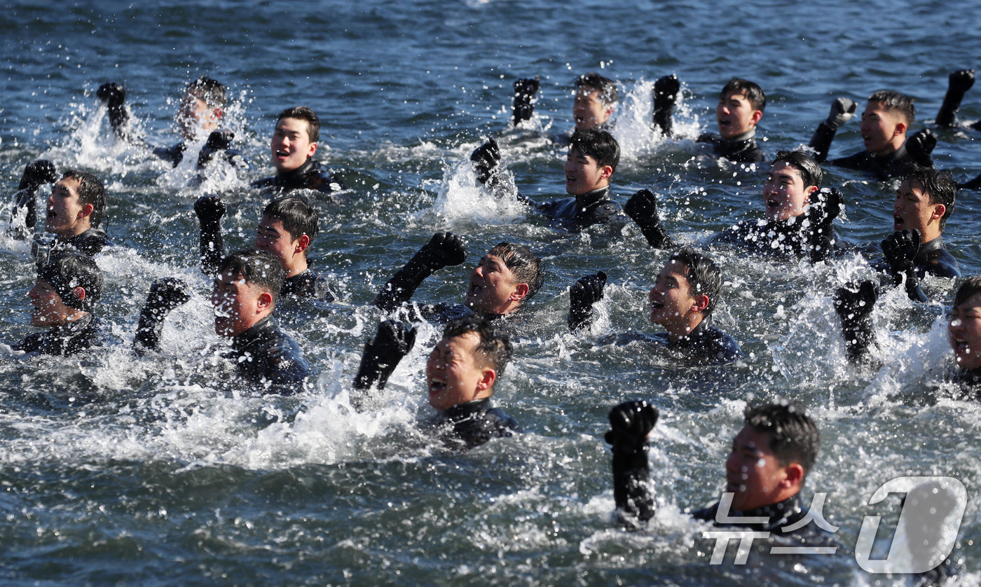 (창원=뉴스1) 윤일지 기자 = 전국적으로 맹추위가 기승을 부린 22일 경남 창원 진해 군항에서 해군 심해잠수사(SSU)들이 차가운 겨울 바다로 뛰어들어 군가를 부르며 혹한기 훈련 …