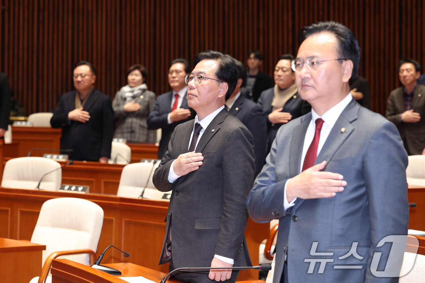 (서울=뉴스1) = 송언석 국민의힘 원내대표가 22일 서울 여의도 국회에서 열린 긴급 의원총회에서 국민의례를 하는 가운데 장동혁 대표의 좌석이 비어 있다. 2026.1.22/뉴스1 …