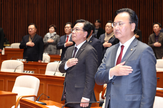 국힘, 장동혁 후송 직후 의총…"내부에서 총질 없어야"