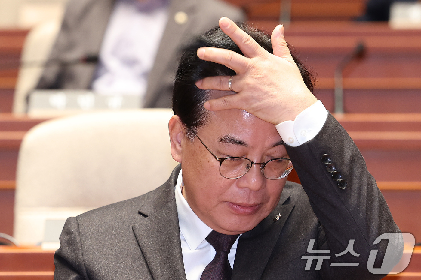 (서울=뉴스1) = 송언석 국민의힘 원내대표가 22일 서울 여의도 국회에서 열린 긴급 의원총회에서 생각에 잠겨 있다. 2026.1.22/뉴스1