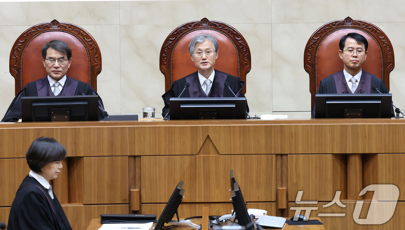 (서울=뉴스1) 오대일 기자 = 조희대 대법원장이 22일 오후 서울 서초구 대법원 대법정에서 열린 전원합의체 선고에서 발언하고 있다.대법원 전원합의체는 이날 5·18민주화운동 유족 …