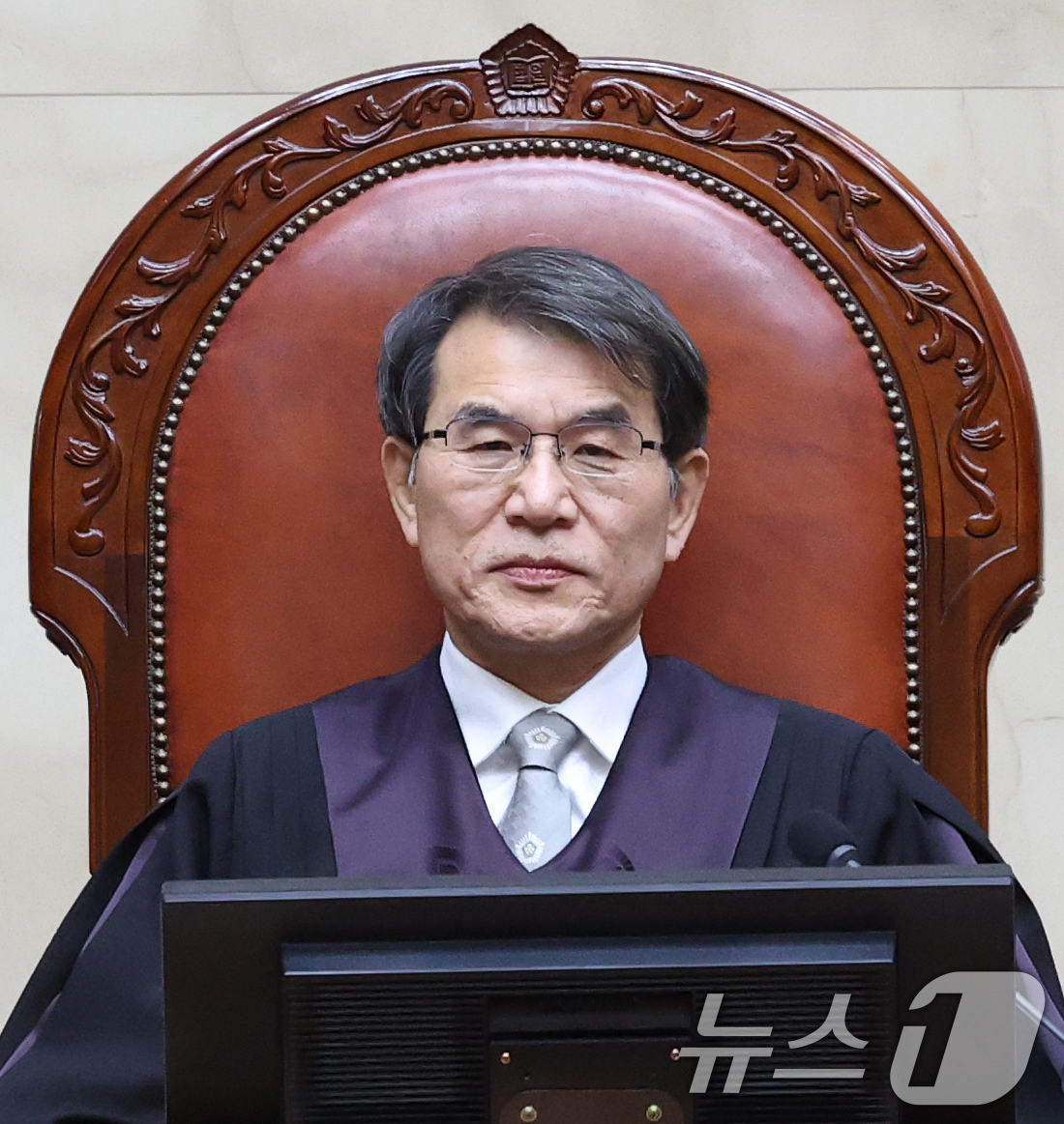 (서울=뉴스1) 오대일 기자 = 오는 3월 퇴임을 앞둔 노태악 대법관이 22일 오후 서울 서초구 대법원 대법정에서 열린 전원합의체 선고를 위해 입장해 자리하고 있다.대법원 전원합의 …