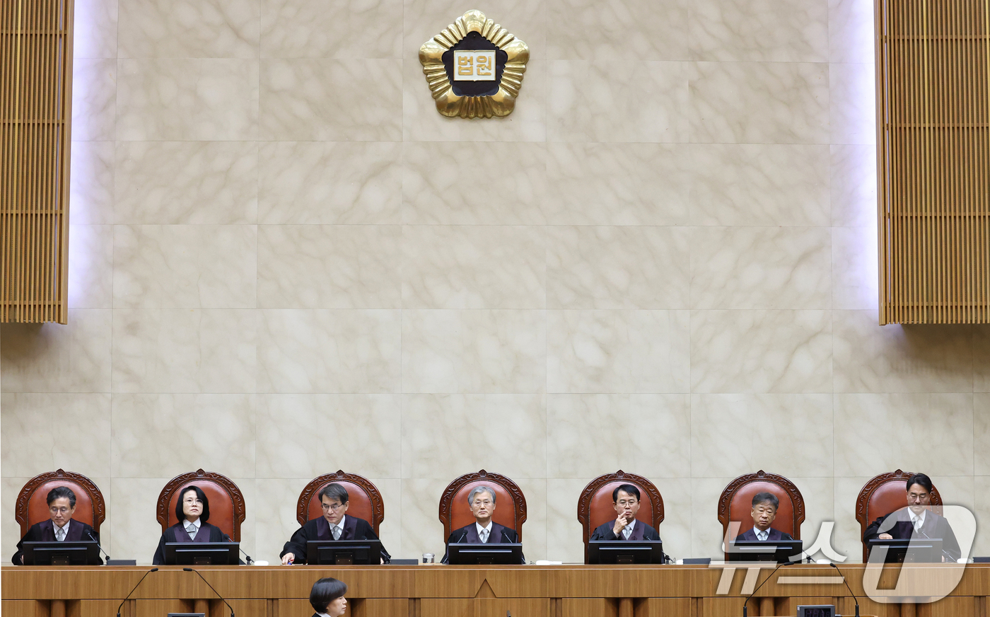 (서울=뉴스1) 오대일 기자 = 조희대 대법원장과 대법관들이 22일 오후 서울 서초구 대법원 대법정에서 열린 전원합의체 선고를 위해 입장해 자리하고 있다.대법원 전원합의체는 이날 …