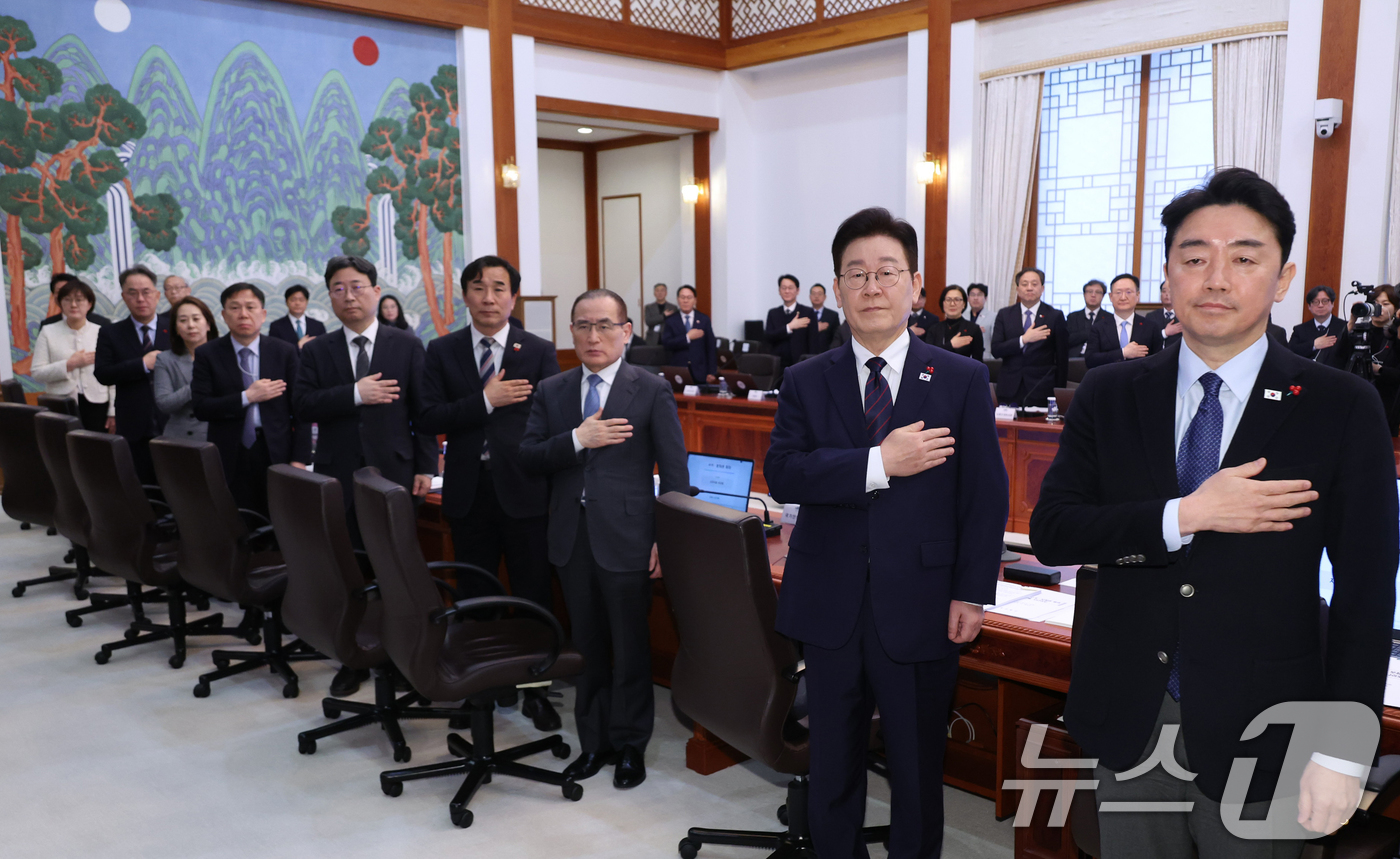 (서울=뉴스1) 허경 기자 = 이재명 대통령이 22일 청와대에서 열린 수석보좌관회의에서 참석자들과 국민의례를 하고 있다. (청와대통신사진기자단) 2026.1.22/뉴스1