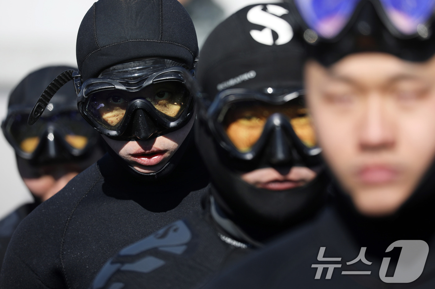 (창원=뉴스1) 윤일지 기자 = 전국적으로 맹추위가 기승을 부린 22일 경남 창원 진해 군항에서 열린 혹한기 내한훈련에서 해군 심해잠수사(SSU)들이 오리발 수영을 준비하고 있다. …