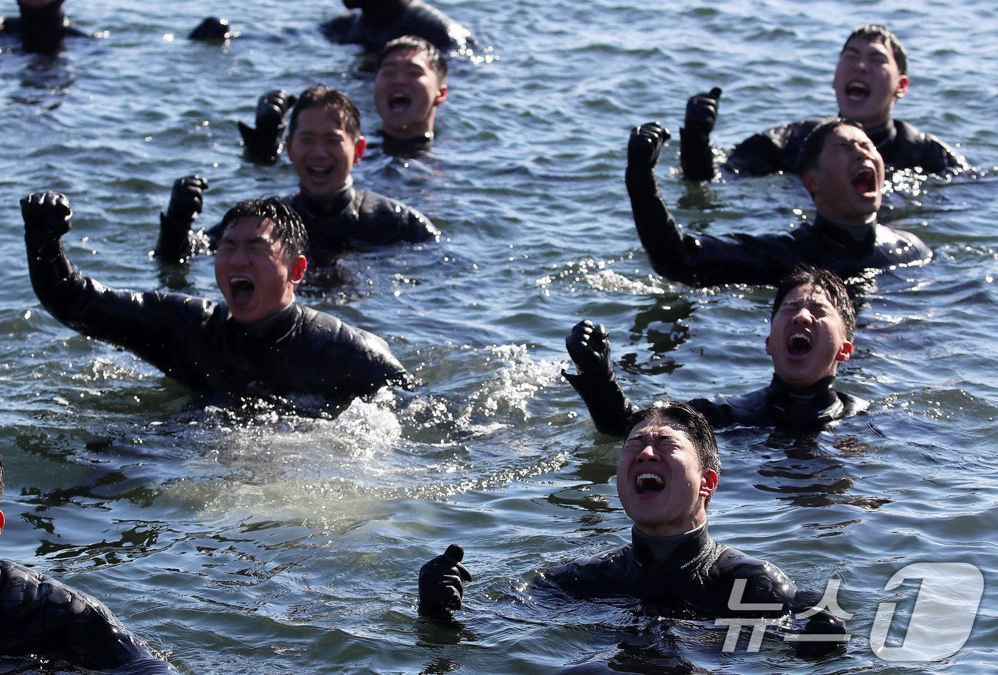 (창원=뉴스1) 윤일지 기자 = 전국적으로 맹추위가 기승을 부린 22일 경남 창원 진해 군항에서 해군 심해잠수사(SSU)들이 차가운 겨울 바다로 뛰어들어 군가를 부르며 혹한기 훈련 …