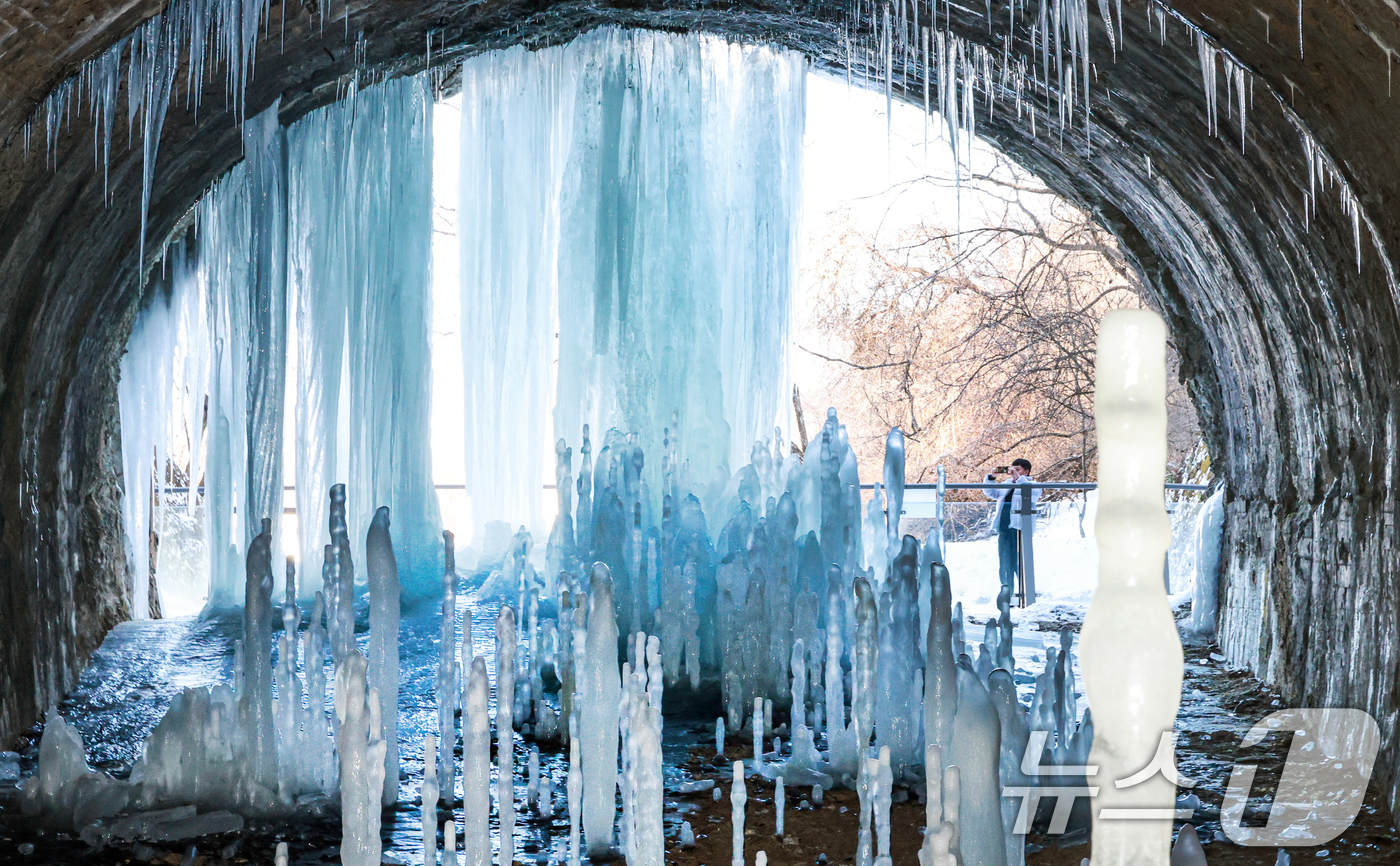 (연천=뉴스1) = 연일 영하권의 매서운 한파가 이어진 22일 경기 연천군 신서면 경원선 폐터널을 방문한 관광객이 역고드름을 촬영하고 있다. 2026.1.22/뉴스1