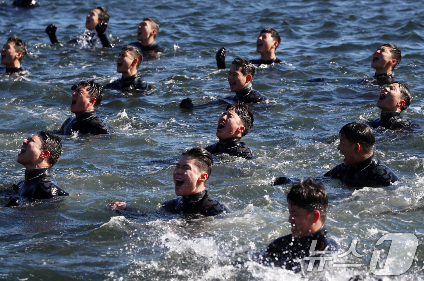 (창원=뉴스1) 윤일지 기자 = 전국적으로 맹추위가 기승을 부린 22일 경남 창원 진해 군항에서 해군 심해잠수사(SSU)들이 차가운 겨울 바다로 뛰어들어 군가를 부르며 혹한기 훈련 …