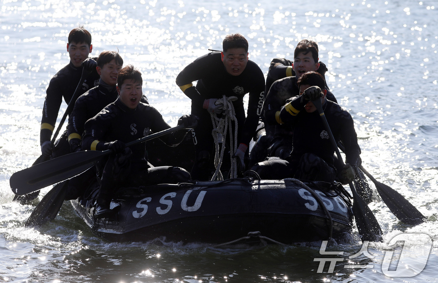 (창원=뉴스1) 윤일지 기자 = 전국적으로 맹추위가 기승을 부린 22일 경남 창원 진해 군항에서 해군 심해잠수사(SSU)들이 고무보트 패들링을 하며 혹한기 훈련을 하고 있다. 20 …