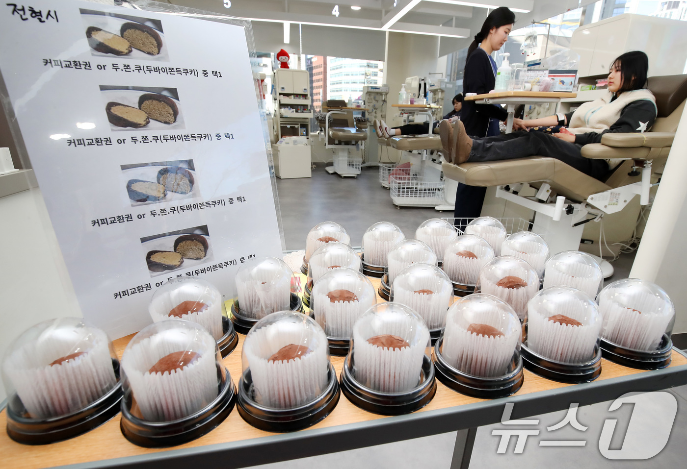 (대구=뉴스1) 공정식 기자 = 22일 오전 대구 중구 헌혈의집 동성로센터를 찾은 시민들이 헌혈에 동참하고 있다.대한적십자사 대구경북혈액원은 겨울철 혈액 보유량을 안정적으로 유지하 …