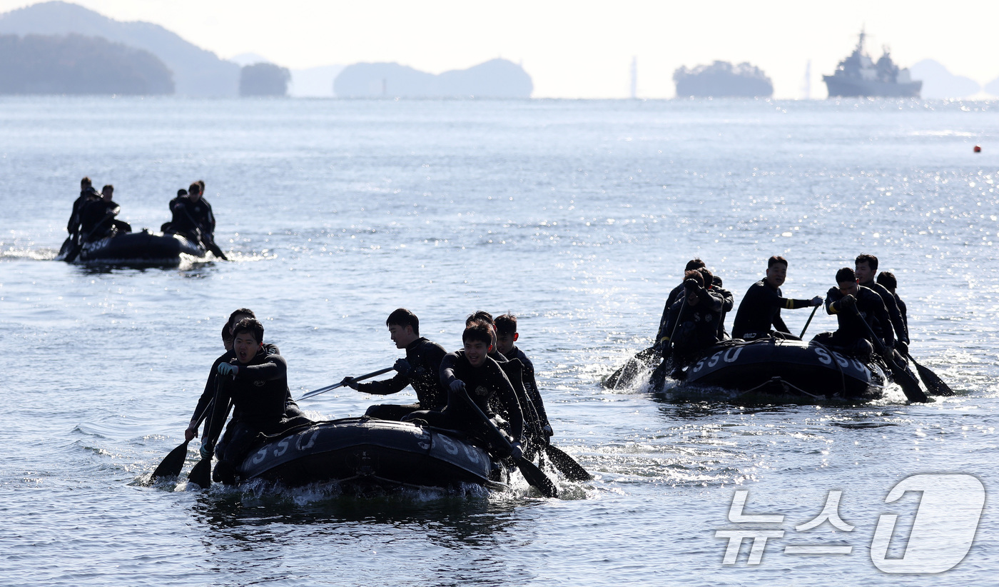 (창원=뉴스1) 윤일지 기자 = 전국적으로 맹추위가 기승을 부린 22일 경남 창원 진해 군항에서 해군 심해잠수사(SSU)들이 고무보트 패들링을 하며 혹한기 훈련을 하고 있다. 20 …