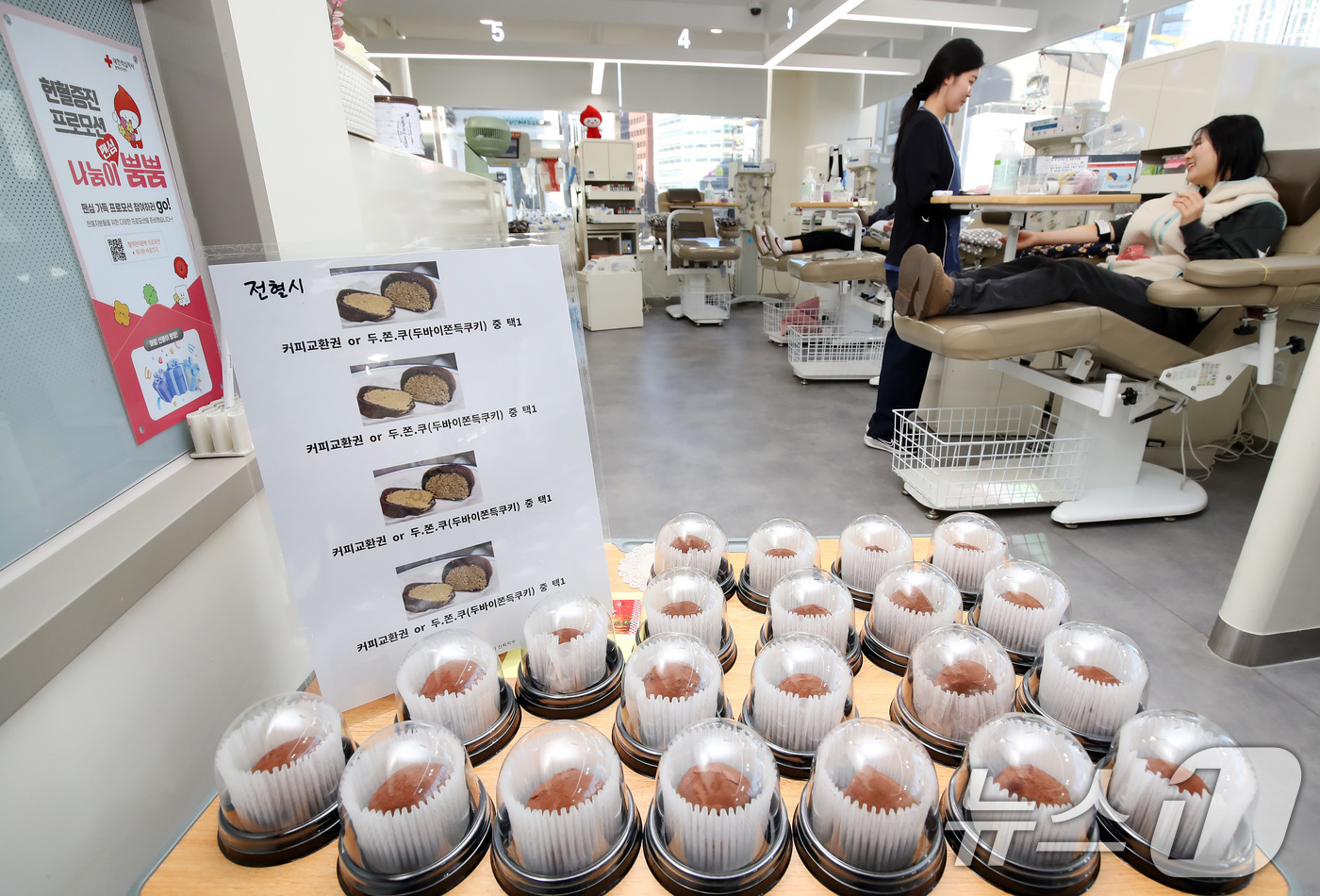 (대구=뉴스1) 공정식 기자 = 22일 오전 대구 중구 헌혈의집 동성로센터를 찾은 시민들이 헌혈에 동참하고 있다.대한적십자사 대구경북혈액원은 겨울철 혈액 보유량을 안정적으로 유지하 …