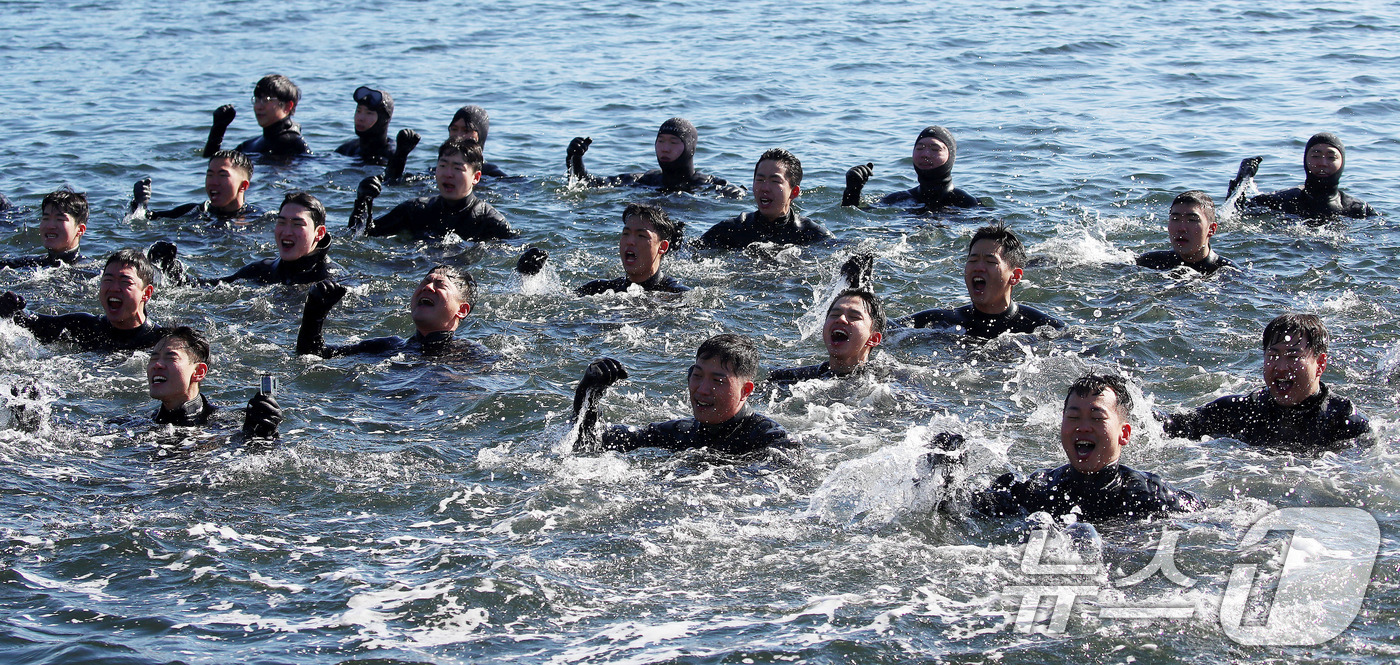 (창원=뉴스1) 윤일지 기자 = 전국적으로 맹추위가 기승을 부린 22일 경남 창원 진해 군항에서 해군 심해잠수사(SSU)들이 차가운 겨울 바다로 뛰어들어 군가를 부르며 혹한기 훈련 …