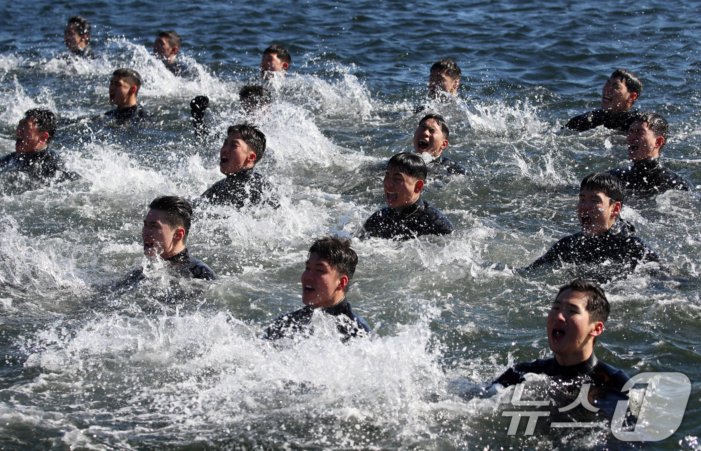 (창원=뉴스1) 윤일지 기자 = 전국적으로 맹추위가 기승을 부린 22일 경남 창원 진해 군항에서 해군 심해잠수사(SSU)들이 차가운 겨울 바다로 뛰어들어 군가를 부르며 혹한기 훈련 …