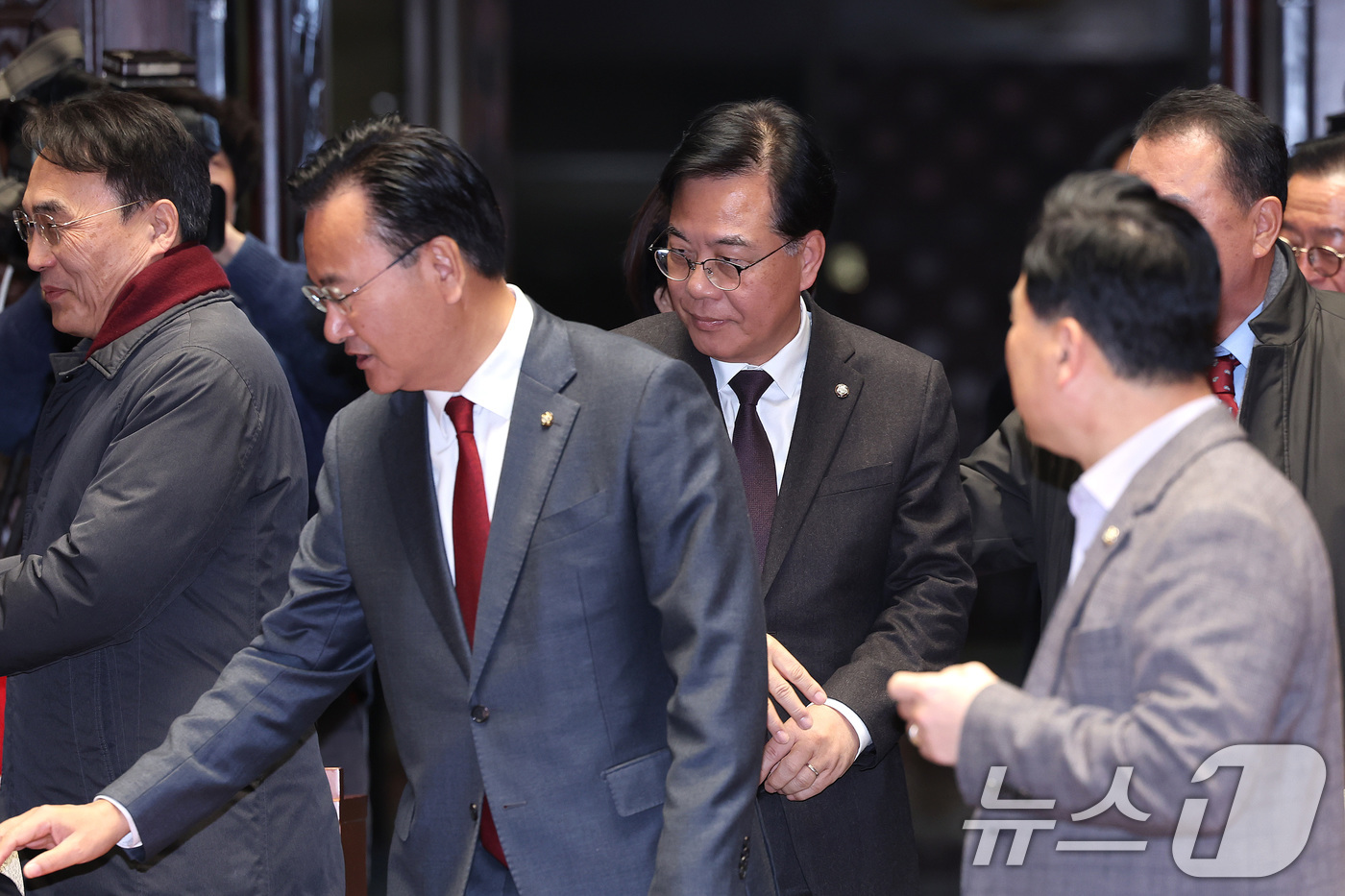 (서울=뉴스1) 국회사진기자단 = 송언석 국민의힘 원내대표가 22일 서울 여의도 국회에서 열린 긴급 의원총회에서 발언하고 있다. 2026.1.22/뉴스1