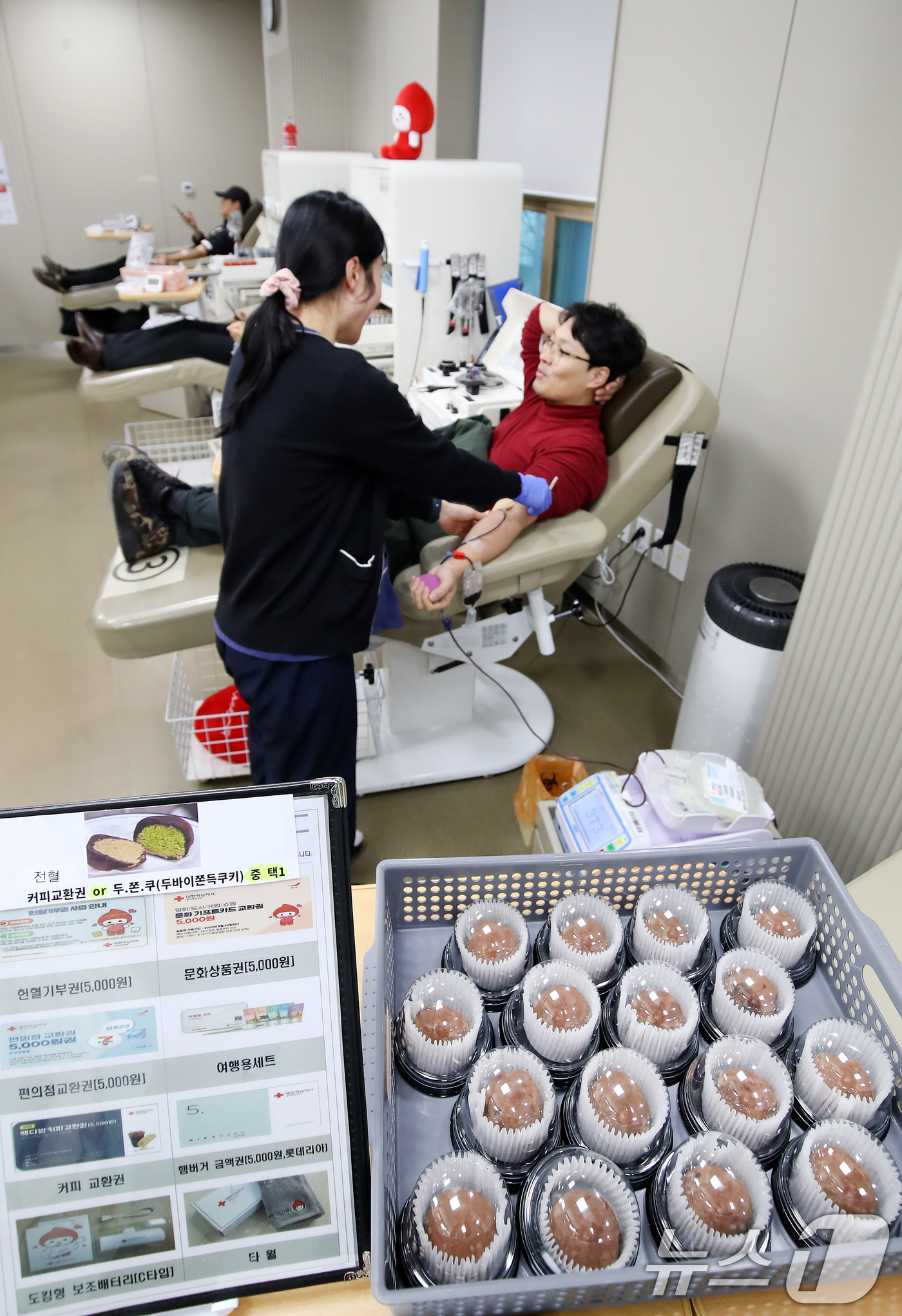 (대구=뉴스1) 공정식 기자 = 22일 오전 대구 수성구 헌혈의집 신매광장센터를 찾은 시민들이 헌혈에 동참하고 있다.대한적십자사 대구경북혈액원은 겨울철 혈액 보유량을 안정적으로 유 …